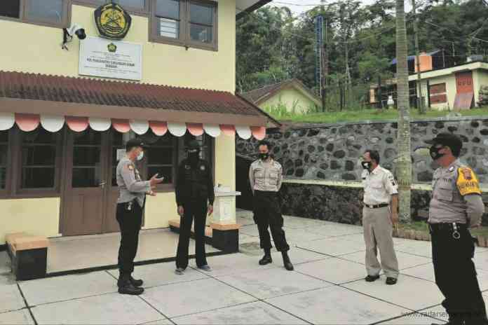 Polsek Dukun melakukan patroli di KRB III untuk memantau aktivitas Gunung Merapi. (Istimewa)