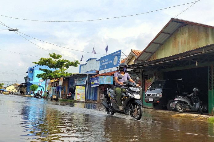 Genangan banjir di Jalan Samudera Pasai Kota Pekalongan. Padahal jalan ini belum lama dinaikkan dengan cor beton. (RYAN FADLI/JAWA POS RADAR SEMARANG)