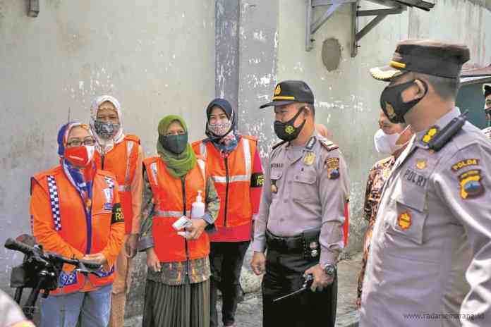 AKBP R. Fidelis Purna Timoranto melakukan koordinasi dengan ibu-ibu yang melaksanakan ronda jam kerja (rojak) di Kampung Kemirikerep, Kota Magelang Kamis (14/1/2021). (Istimewa)