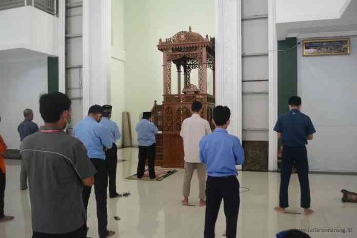 Warga Muhammadiyah menggelar salat gaib di kampus Unimus untuk mendoakan menumpang pesawat Sriwijaya Air yang jatuh. (NURWAHIDI/JAWA POS RADAR SEMARANG)