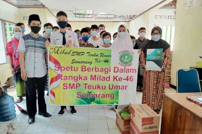 Pihak SMP Teuku Umar  menggelar bakti social dalam rangka milad ke-46. (Istimewa)