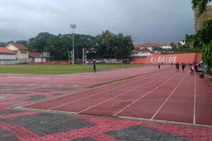 Dispora Kota Semarang melakukan pembatasan kegiatan di Gor Tri Lomba Juang. (ADENNYAR WYCAKSONO/JAWA POS RADAR SEMARANG)