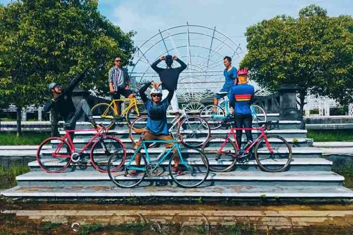 Anggota komunitas Vibe Semarang selalu mengabadikan momentum saat bersepeda bersama dan memasukkannya ke Instagram. (Muhammad Fazer Mileneo/Jawa Pos Radar Semarang)