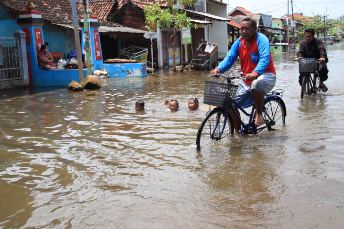 Hingga kini wilayah Kota Pekalongan di wilayah utara, bagian barat dan timur masih terendam, salah satunya di Panjang Pekalongan Utara. (Lutfi Hanafi/Jawa Pos Radar Semarang)