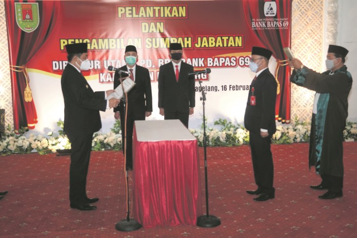 Bupati Magelang Zaenal Arifin saat melantik Rohmad Widodo sebagai direktur utama (dirut) PD BPR Bank Bapas 69 Kabupaten Magelang periode 2021-2026. (Istimewa)
