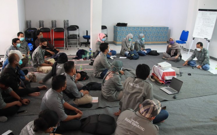 Redaktur Jawa Pos Radar Kudus Noor Syafaatul Udhma berbagi pengalaman saat meliput tulisan berseri