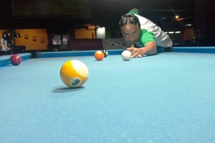 Hermansyah Bakri saat akan melakukan sodokan bola dalam turnamen biliar tingkat Jawa Tengah memperebutkan Piala New Kingdome. (Istimewa)