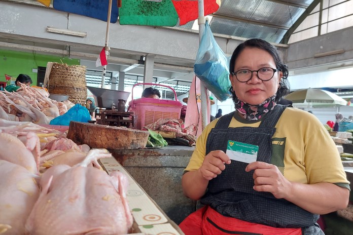 Tartiyem menunjukkan kartu JKN-KIS yang pernah ia gunakan untuk berobat. (Puput Puspitasari/Jawa Pos Radar Semarang)