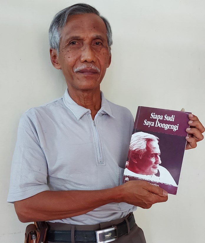 Amat Sukandar menunjukkan buku otobiografi Boediardjo yang mengupas sejarah panjang perjalanan hidup Menteri Penerangan RI periode 1968-1973 itu. (PUPUT PUSPITASARI/JAWA POS RADAR SEMARANG)