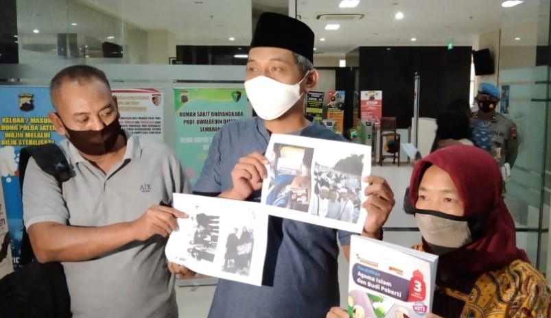 Forum Wali Murid Jateng saat melaporkan dugaan ujaran kebencian ke Polda Jateng. (M HARIYANTO/JAWA POS RADAR SEMARANG)