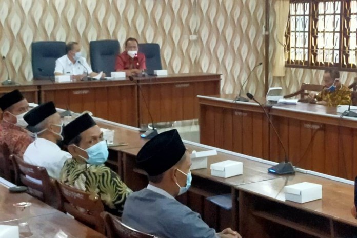 Ketua DPRD Demak, H Fahrudin Bisri Slamet didampingi Asisten 1 Setda AN Wahyudi memimpin audiensi dengan warga di gedung DPTD Demak. (Wahib Pribadi/Jawa Pos Radar Semarang)