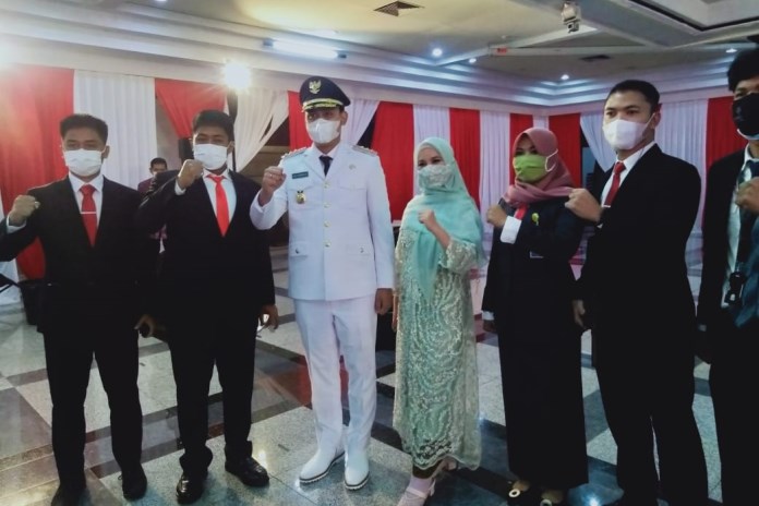 Bupati Kendal Dico Mahtado Ganinduto didampingi istrinya Cacha Frederica usai pelantikan di Gedung Gradhika Bhakti Praja kompleks gubernuran Jumat (26/2/2021). (Dewi Akmalah/ Jaw Pos Radar Semarang)