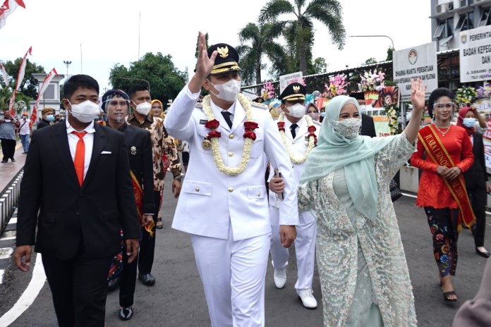 Bupati Kendal Dico M Ganinduto dan istirnya Wynne Frederica diarak menuju Pendopo Bahurekso usai dilantik.  (BUDI SETIYAWAN/JAWA POS RADAR SEMARANG)