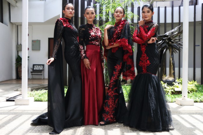 Sejumlah model memamerkan busana karya Chedro Orlando dalam fashion show bertajuk Beauty Black Independent di Oudetrap, Kota Lama, Semarang. (Nur Chamim/Jawa Pos Radar Semarang)
