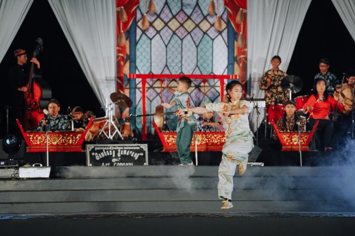 Pentas Gambang Semarang Art Company yang dipadukan dengan pertunjukan beladiri wushu. (Istimewa)