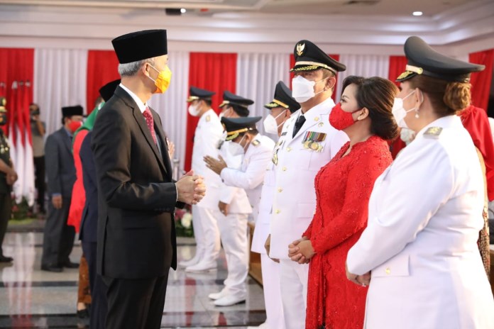 Gubernur Ganjar Pranowo berbinjcang dengan Wali Kota Semarang Hendrar Prihadi usai pelantikan. (Nurchamim/Jawa Pos Radar Semarang)