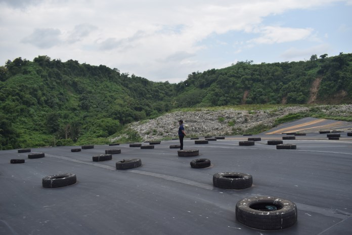 Penjaga PLTSa Landfill Gas Jatibarang mengamati sumur di area yang tertutup bio membran, Senin (22/2/2021). (TITIS ANIS FAUZIYAH/JAWA POS RADAR SEMARANG)
