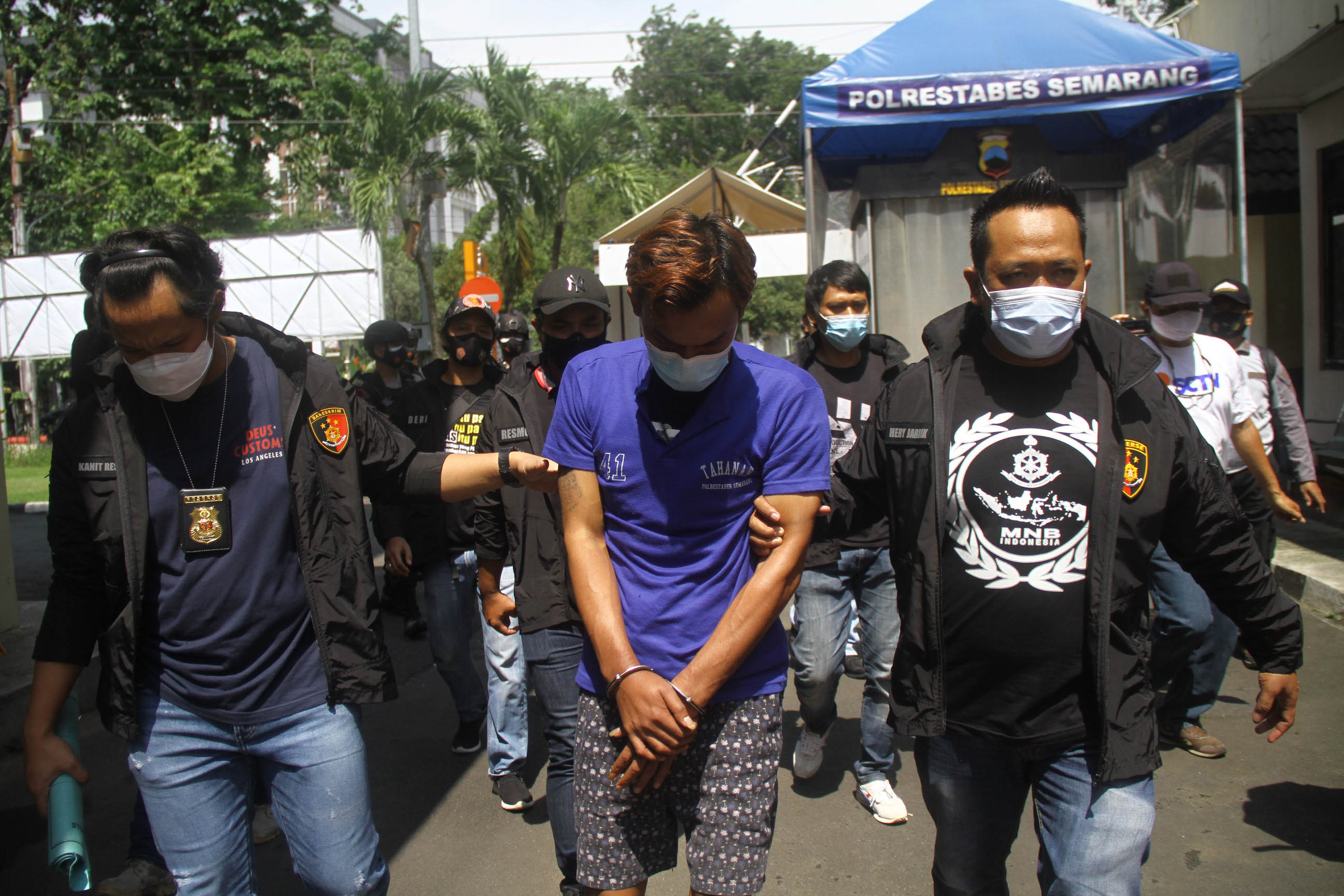 Tersangka Okta Apriyanto digelandang petugas di Mapolrestabes Semarang Jumat (12/2/2021) siang. (Adityo Dwi/Jawa Pos Radar Semarang)