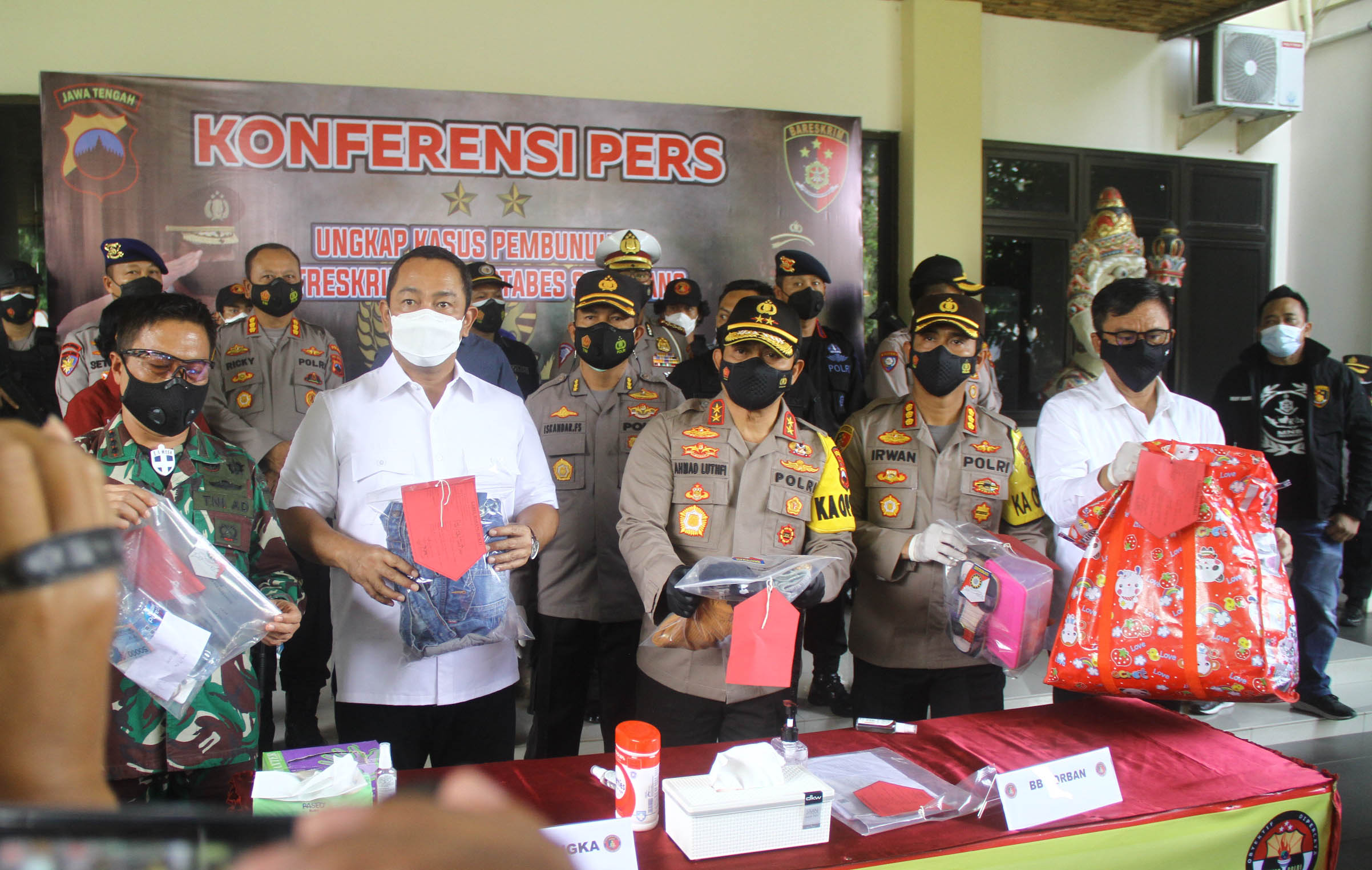 Polisi melakukan gelar perkara kasus pembunuhan di Hotel Royal Phoenix Semarang. Gelar perkara di Mapolrestabes Semarang Jumat (12/2/2021) dipimpin langsung oleh Kapolda &nbsp;Jawa Tengah, Irjen Pol Ahmad Luthfi disaksikan Wali Kota Semarang Hendrar Priha