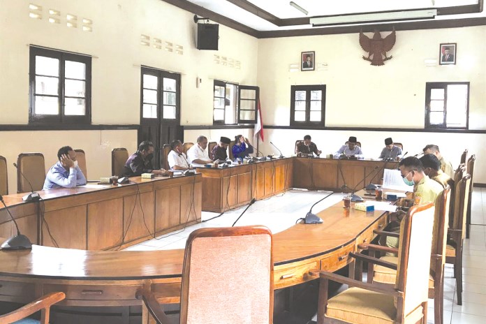 Sejumlah anggota Propemperda tengah membahas raperda bersama instansi di ruang bamus. (Sigit Rahmanto/Jawa Pos Radar Semarang)