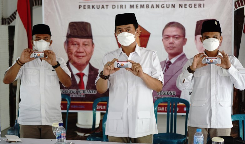 Ketua DPC Partai Gerindra, Mifta Reza Noto Prayitno (tengah) menunjukkan E-KTA pada saat peluncuran di Desa Surokonto, kemarin. (BUDI SETIYAWAN/JAWA POS RADAR SEMARANG)