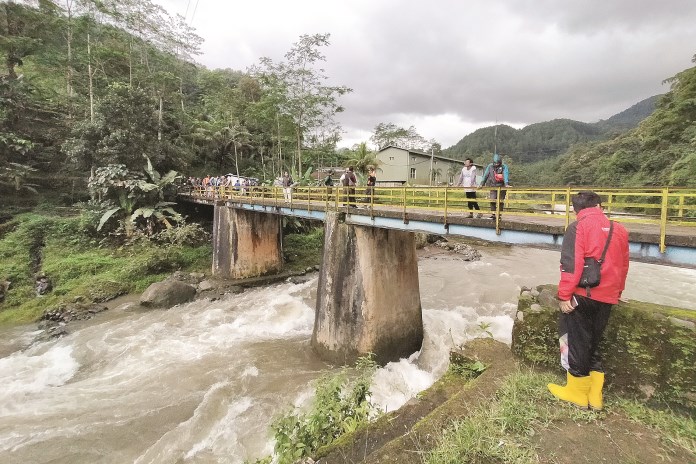 Suasana di dekat lokasi terpelesetnya korban, jembatan Bantarkulon, Desa Bantarkulon, Kecamatan Lebakbarang, Kabupaten Pekalongan Selasa (2/1/2021). (NANANG RENDI AHMAD/JAWA POS RADAR SEMARANG)