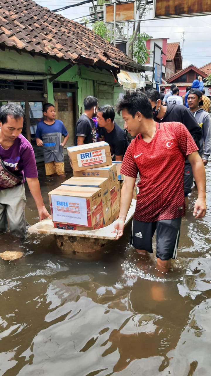 Bank BRI memberikan bantuan kepada warga yang terdampak banjir di sejumlah wilayah. (Istimewa)