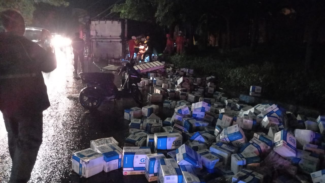 Truk pengangkut aki (akumulator) terguling setelah menabrak median jalan turunan Silayur Semarang. (Istimewa)