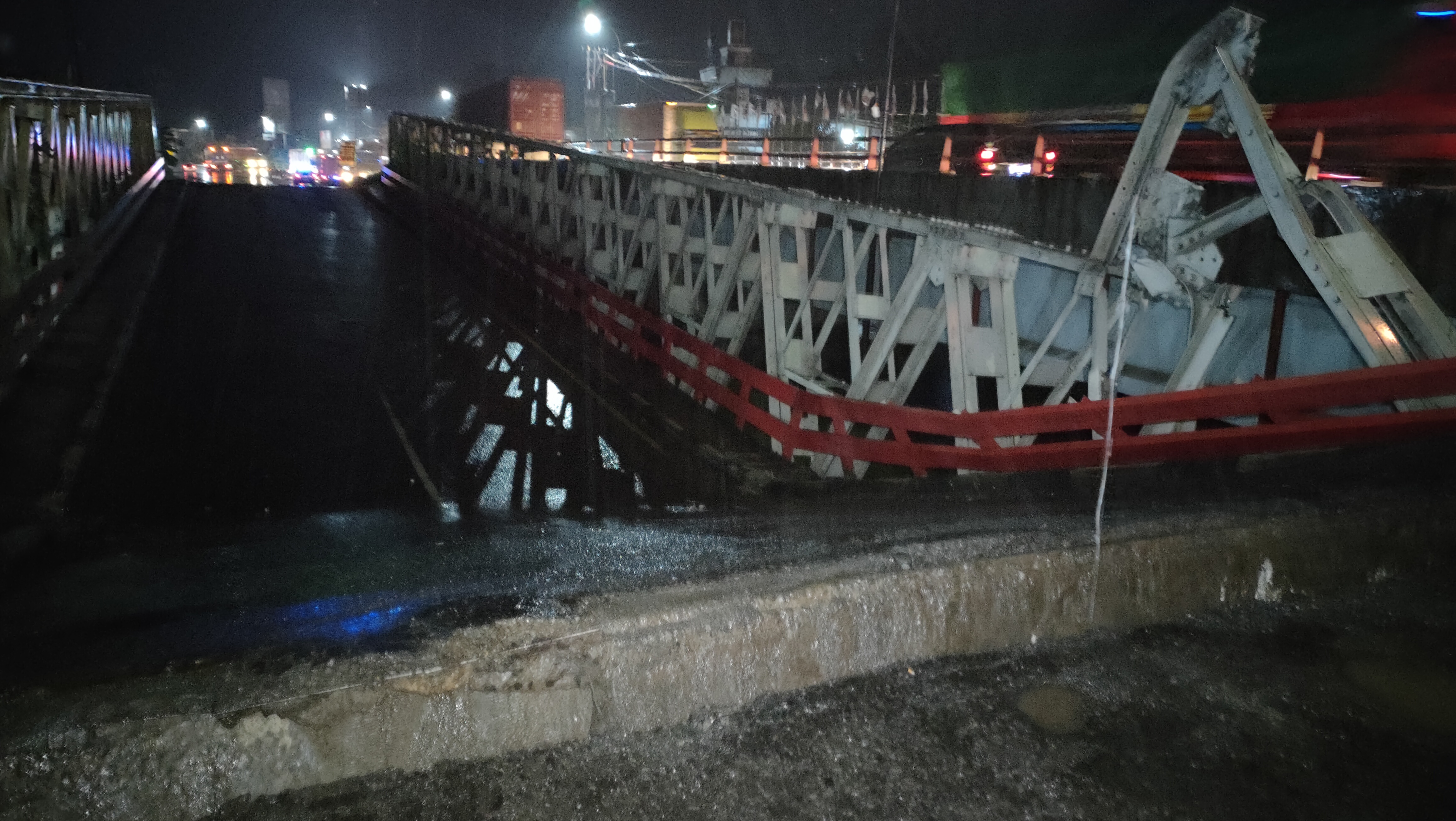 Jembatan pantura perbatasan Kabupaten Pekalongan - Kabupaten Pemalang ambles Kamis (4/2/2021) sekitar pukul 19.40. (NANANG RENDI AHMAD/JAWA POS RADAR SEMARANG)