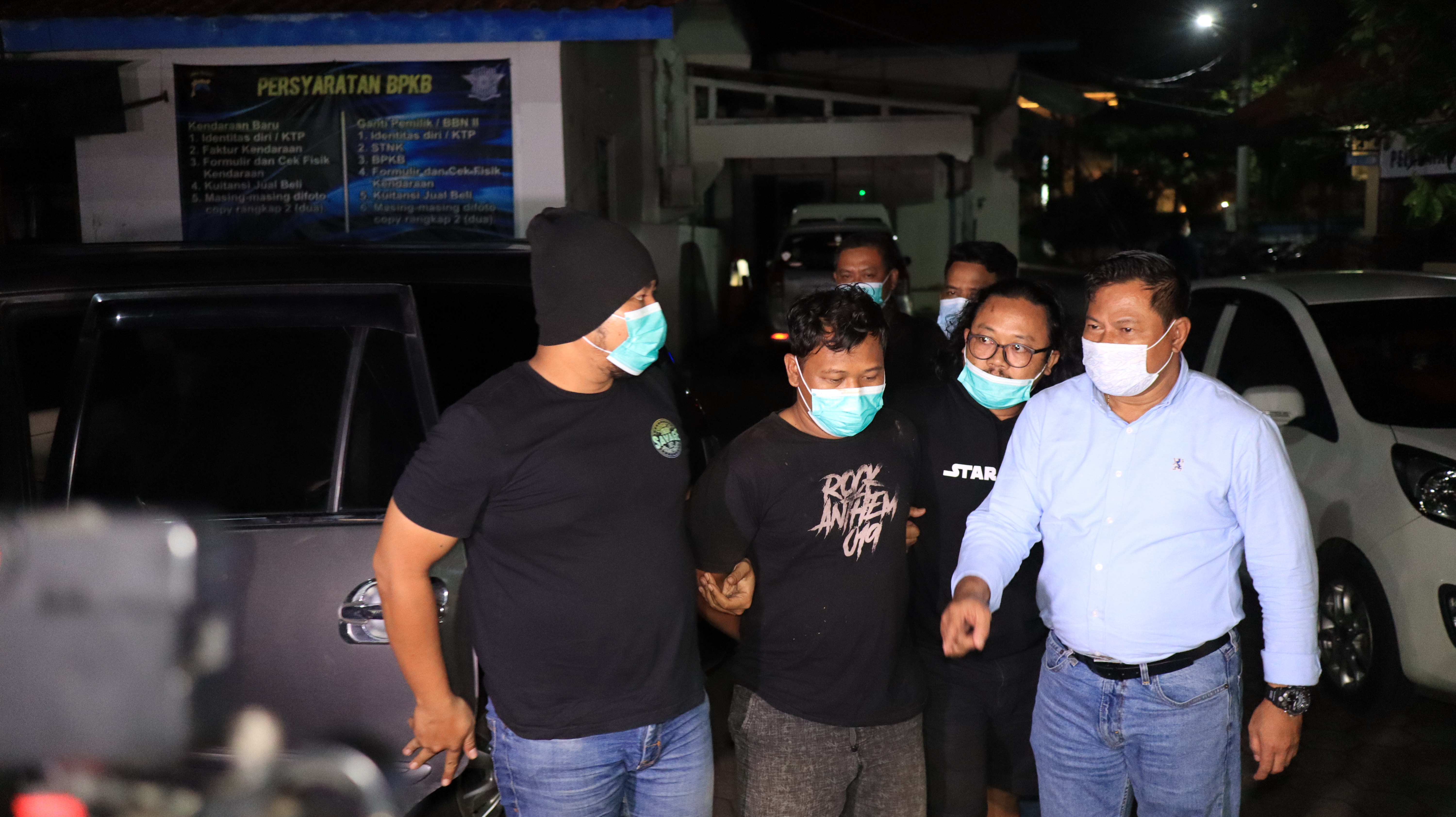 Pelaku penganiayaan hingga meninggal dunia, ditangkap Satreskrim Polres Pekalongan kota di Bojonegoro Jatim. (Lutfi Hanafi/Jawa Pos Radar Semarang)