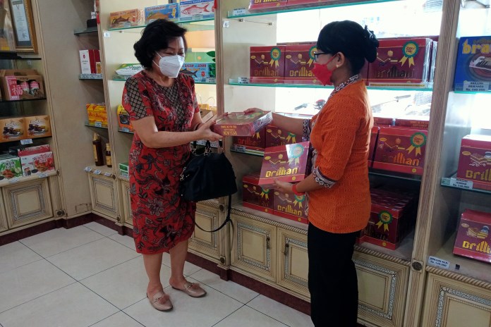 Seorang pengunjung sedang memilih Super Cake Brillian untuk dinikmati saat merayakan hari Imlek bersama keluarga. (Sulis/Jawa Pos Radar Semarang)