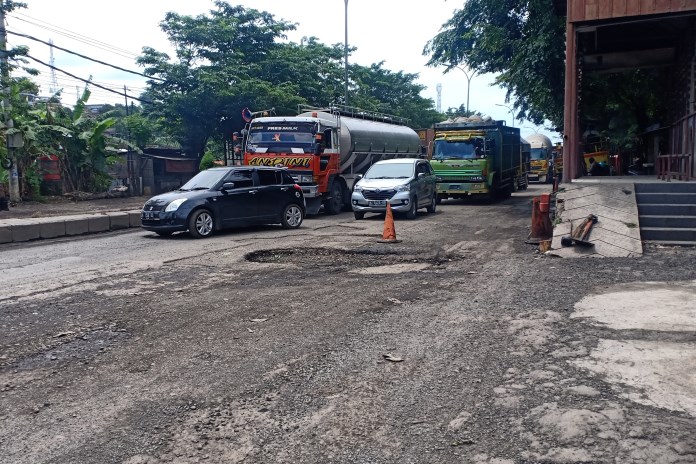 Pengemudi harus bermanuver menghindari lubang agar tidak terperosok. (ADENNYAR WYCAKSONO/JAWA POS RADAR SEMARANG)