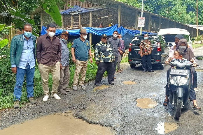 Anggota Komisi C DPRD Kabupaten Wonosobo melakukan sidak jalan di Kecamatan Leksono. (Istimewa)