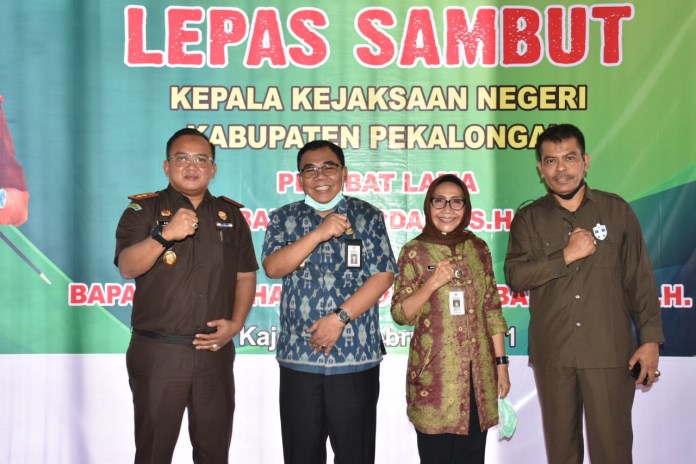 Kepala Kejari Kabupaten Pekongan baru Abun Hasbulloh berfoto bersama Bupati dan Wakil Bupati Pekongan serta kepala kejari lama Mardani usai acara lepas sambut Selasa (23/2/2021). (NANANG RENDI AHMAD/JAWA POS RADAR SEMARANG)