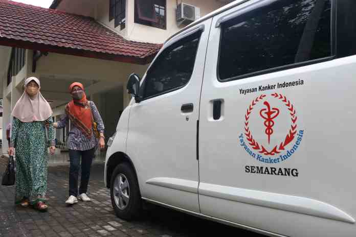 PEDULI KANKER: Penderita kanker saat diantar ke RSUP dr Kariadi oleh petugas Yayasan Kanker Indonesia Semarang. (NURCHAMIM/JAWA POS RADAR SEMARANG)