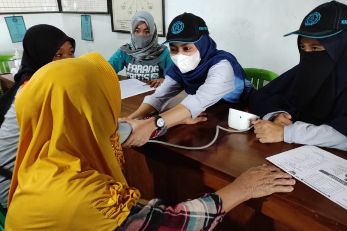 Kelompok KKN Universitas Sebelas Maret aktif mensosialisasikan perilaku hidup bersih dan sehat (PHBS) hingga menggelar tes kesehatan untuk warga Desa Karangjong. (Istimewa)