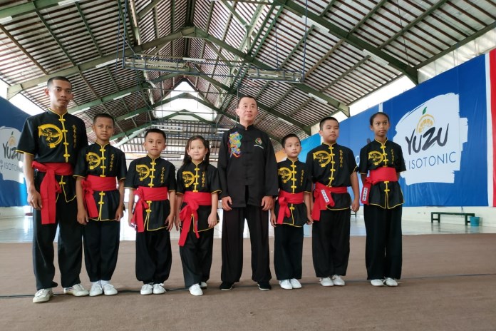 Harjana Wijaya bersama anak-anak yang menekuni seni bela diri kungfu. (Istimewa)
