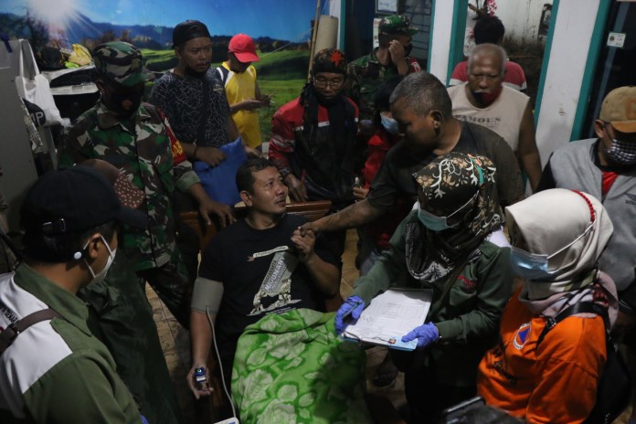 Korban Kiswanto, warga Lempongsari, Semarang yang sempat tertimbun tanah longsor yang menimpa rumahnya. (NURCHAMIM/JAWA POS RADAR SEMARANG)