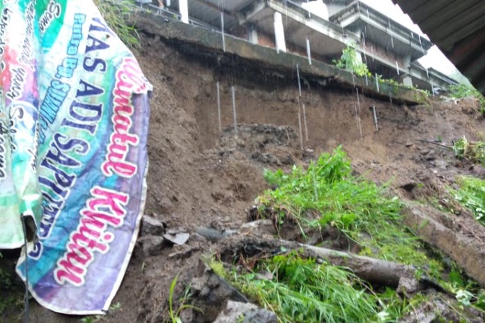 Satu kandang sapi yang terkena timbunan longsor di Dusun Kaligawe RT 5 RW 5 Kelurahan Susukan, Minggu (7/2/2021). (Maria Novena/Jawa Pos Radar Semarang)
