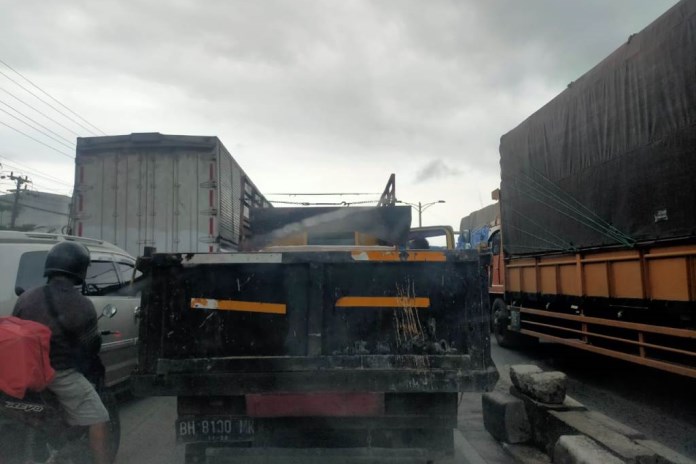 Kendaraan mengular dan sulit bergerak di jalan raya Pantura Demak. (Wahib Pribadi/Jawa Pos Radar Semarang)