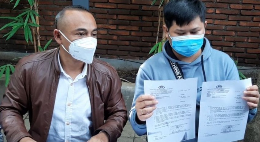 Suami korban, Jevry Christian Harsa (kanan) bersama kuasa hukumnya, Iput Prasetyo Wibowo. (Dok Jawa Pos Radar Semarang)