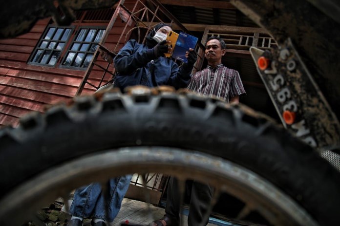 Keberadaan Indah dan puluhan ribu mantri BRI di seluruh pelosok Indonesia begitu penting bagi perekonomian Indonesia. Tanpa kehadiran mereka, akan ada banyak masyarakat dan pelaku UMKM yang kesulitan mengakses layanan keuangan formal. (Istimewa)