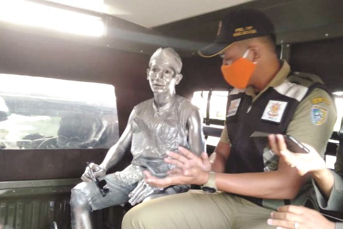 Salah satu manusia silver diangkut Satpol PP setelah digaruk diperempatan Jalan Jogoloyo. (Wahib Pribadi/Jawa Pos Radar Semarang)