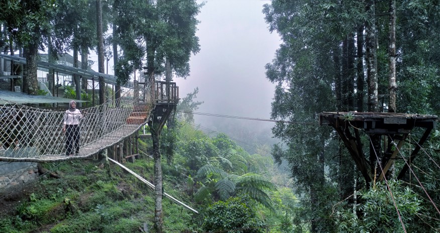 Berbagai spot foto di Kembanglangit Park bisa memenuhi beranda pengunjung. (RIYAN FADLI/JAWA POS RADAR SEMARANG)