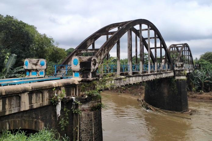 Jembatan Plengkung, Desa Karangdowo, Kecamatan Kedungwuni, Kabupaten Pekalongan. Foto diambil pada Sabtu (20/2/2021).&nbsp;(NANANG RENDI AHMAD/JAWA POS RADAR SEMARANG)