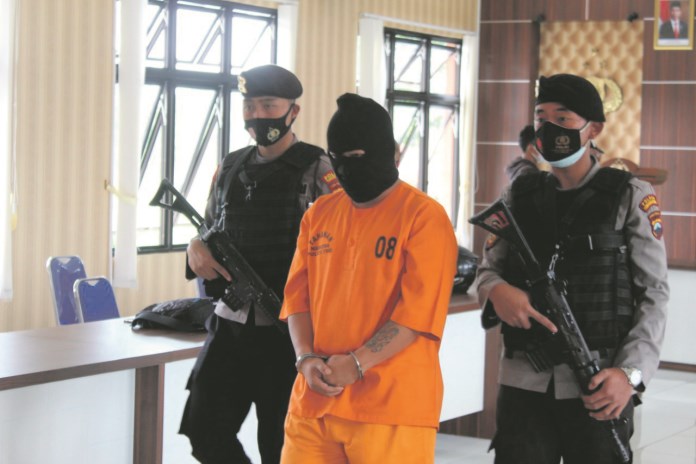 Tersangka pengedar sabu-sabu, Saeful Mahmud digelandang petugas Polres Temanggung. (TABAH RIYADI / JAWA POS RADAR SEMARANG)