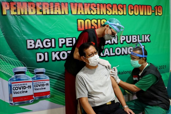 Kepala Diskominfo Kota Pekalongan, Yos Rosyidi, salah satu pejabat yang mendapat vaksin Covid-19 sinovac tahap kedua dosis pertama, Selasa (22/2/2021). (LUTFI HANAFI/JAWA POS RADAR SEMARANG)