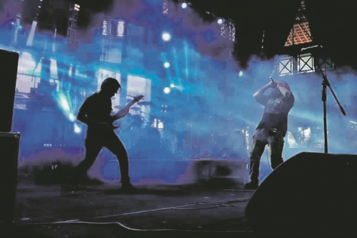 Dokumentasi band Syndrome saat manggung di sebuah acara sebelum pandemi Covid-19. (Istimewa)