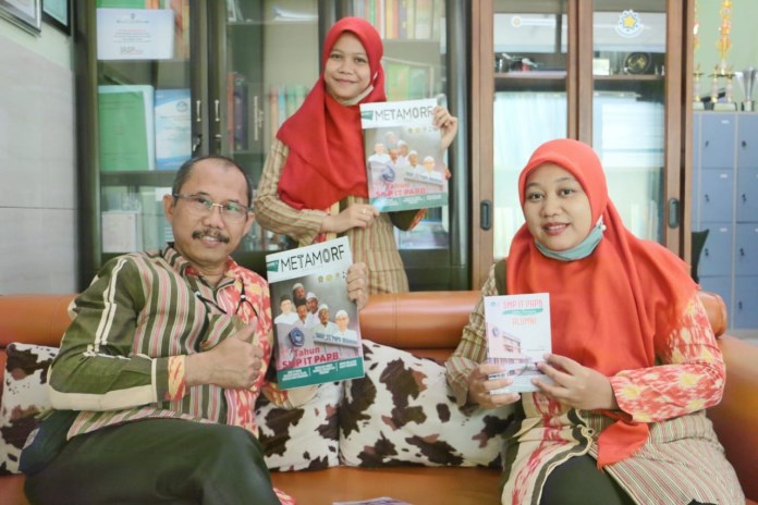 Kepala SMP IT PAPB Ramelan (kiri) menunjukkan majalah perdana sekolah didampingi Pemred Alfiyatur Rohmaniyah (berdiri) dan penggagas buku karya alumni Riya Pramesti, Kamis (18/2/2021). (Istimewa)