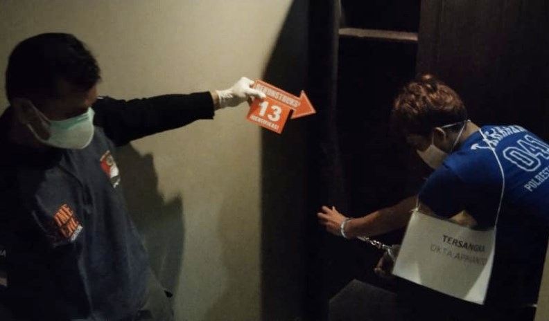Tersangka Okta melakukan reka ulang saat menghabisi nyawa Meliyanti dan memasukkannya dalam lemari kamar 102 hotel Royal Phoenix. (Agus Hariyanto/Jawa Pos Radar Semarang)